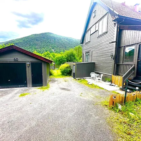 Et Hus Med Flott Utsikt Rollag